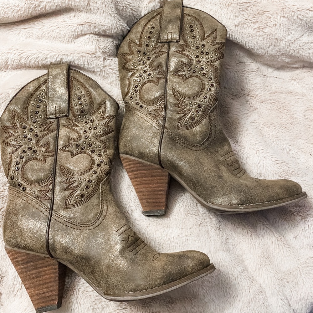 Cowgirl studded boot